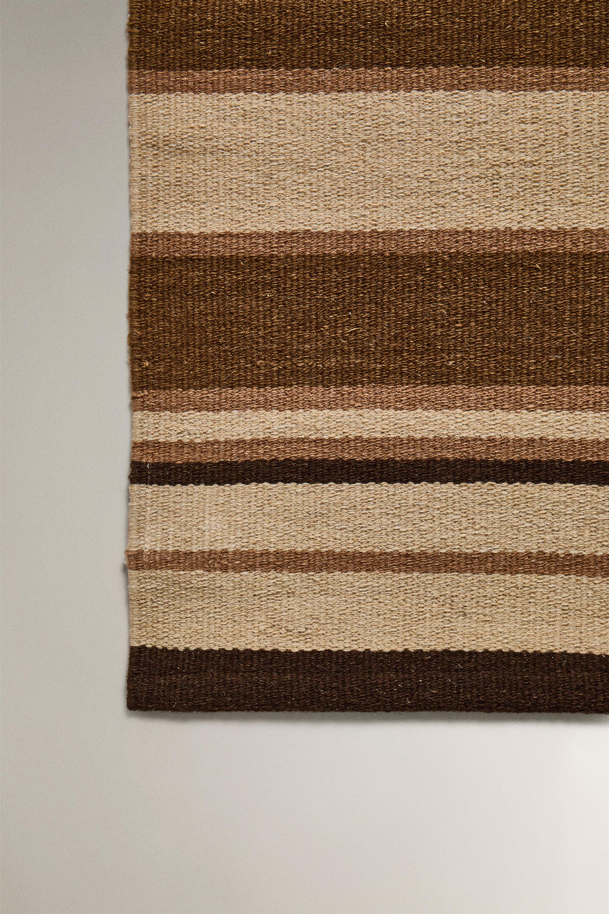 RUG WITH CONTRASTING STRIPES